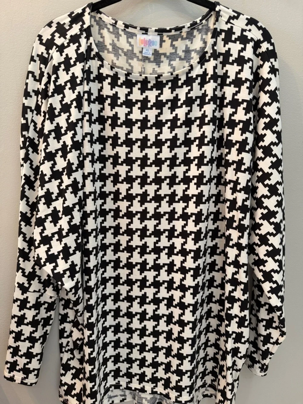 LuLaRoe Black and White Houndstooth Long Sleeve Top - Picture 1 of 4